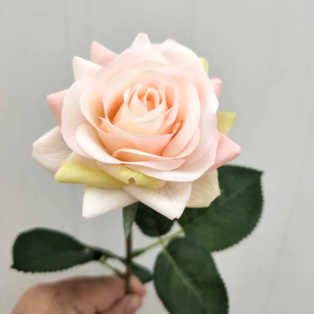 bouquet roses artificielles mariage anniversaire décoration intérieure plateau doré vase transparent feuilles vertes classique