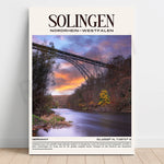 Le pont impressionnant enjambant un paysage pittoresque avec une rivière calme et une végétation colorée sous un ciel dramatique.