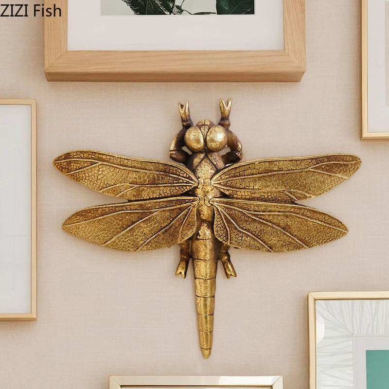 décoration murale statuette libellule dorée texture reptile réaliste moderne salon chambre
