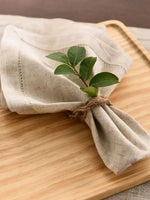 serviettes tissu lin brodé rustique beige feuilles vertes argentées fixations points cousus