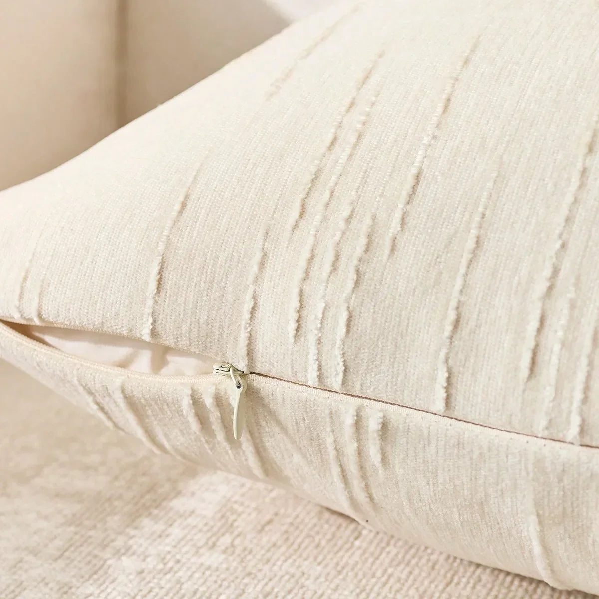coussin decoratif moderne minimaliste 45x45cm texture striee couleur beige jaune blanc cassé