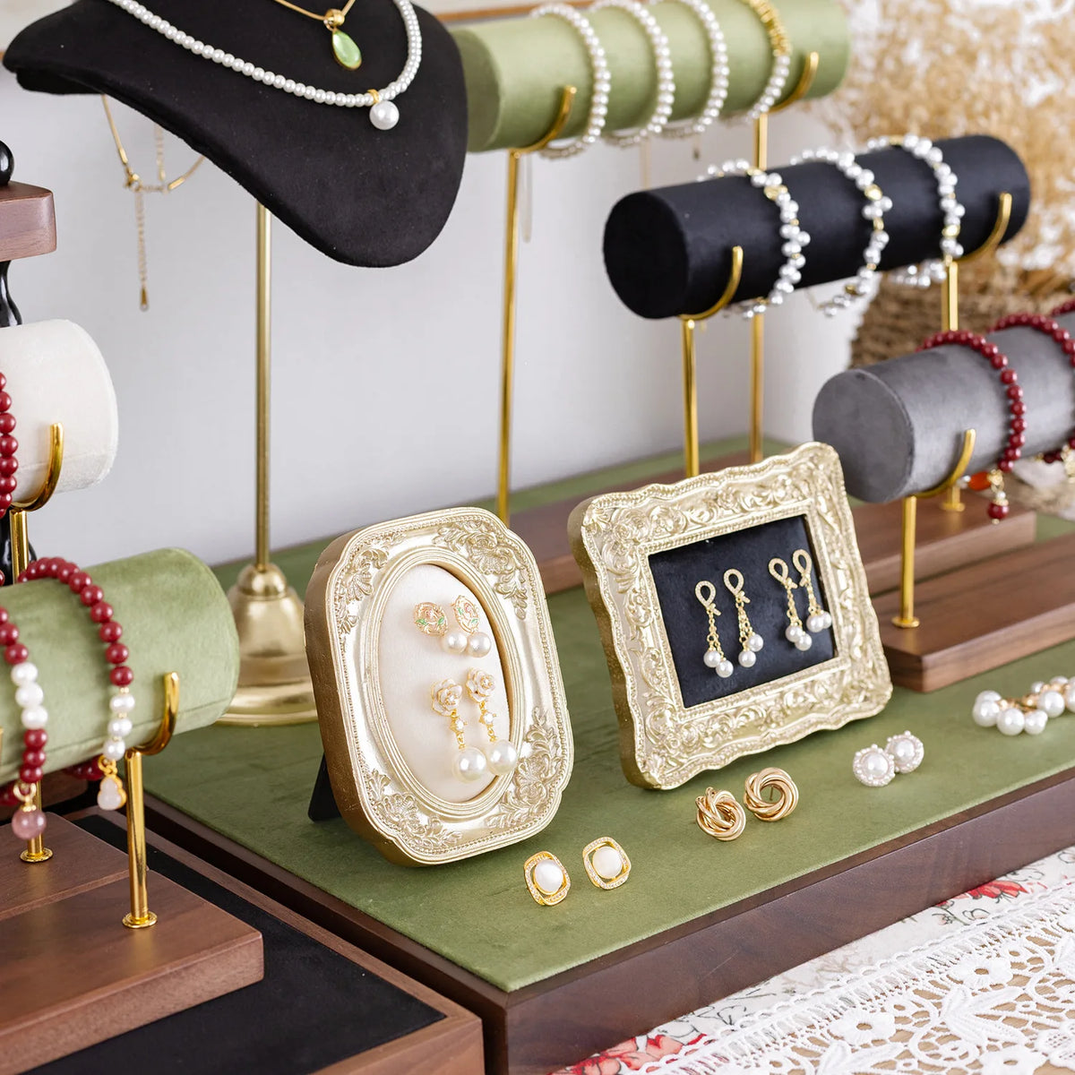 porte bijoux classique vintage or vert noir velours ornements baroques femme festival commercial