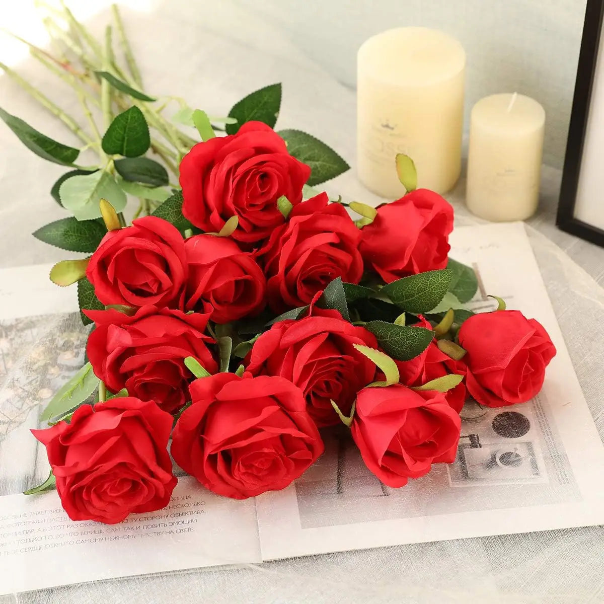 bouquet roses artificielles blanc rouge feuilles vertes classique decoration maison anniversaire saint valentinintérieur