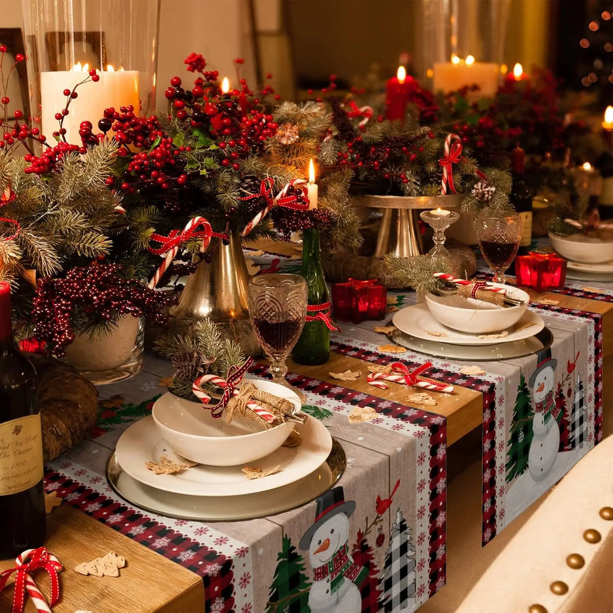 Une belle décoration de table de Noël avec des ornements rouges, des bougies allumées et des cadeaux emballés dans des boîtes colorées.