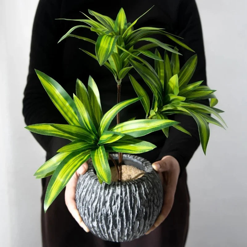 plantes artificielles feuilles striées pot texturé décoration intérieure moderne vert jaune marron gravier