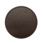 Patch de cuir brun foncé avec couture décorative.