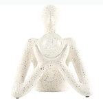 statue décorative personnage humain sphère transparente motifs internes neige cristaux blanc taches noires.texture granuleuse