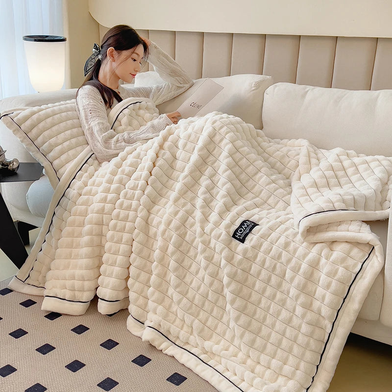 couverture double couche fausse fourrure beige rayures horizontales deux oreillers canapé