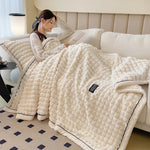 couverture double couche fausse fourrure beige rayures horizontales deux oreillers canapé