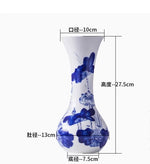 Vase décoratif en porcelaine blanche avec des motifs floraux bleus élégants.