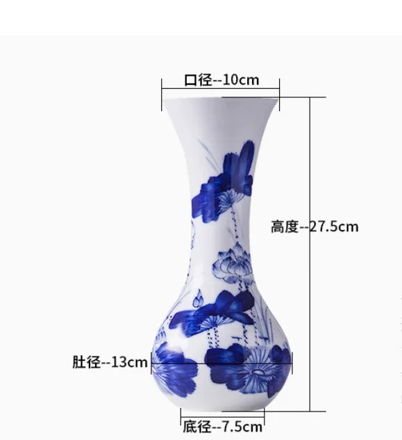 Vase décoratif en porcelaine blanche avec des motifs floraux bleus élégants.