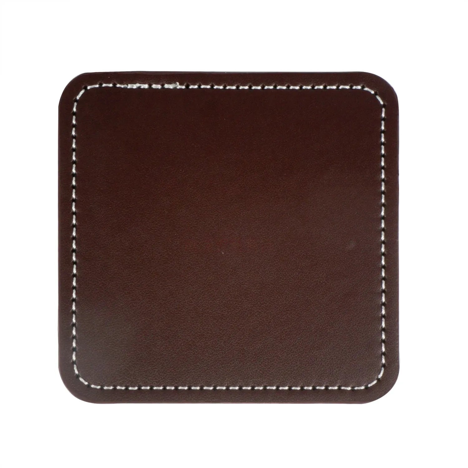 Image d'un carré en cuir marron foncé avec coutures blanches apparentes sur les bords, utilisé comme accessoire de bureau ou de décoration.