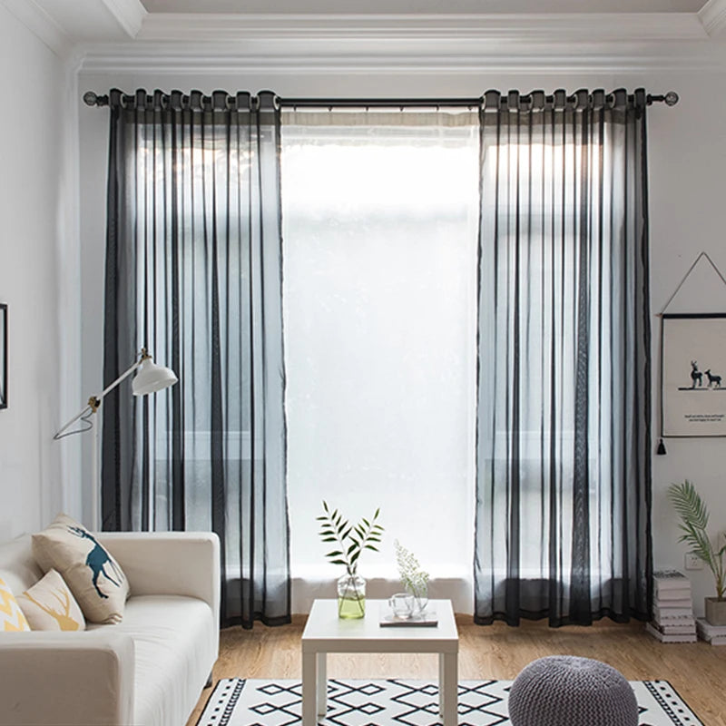 Rideau transparent noir en tulle organza sur fenêtre de salon