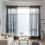 Rideau transparent noir en tulle organza sur fenêtre de salon