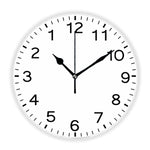 Horloge murale silencieuse anti-horaire grise dans un salon moderne