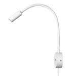 Lampe de chevet blanche avec abat-jour vert dans une décoration de chambre moderne
