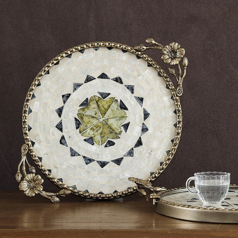 plateau rangement blanc noir mosaïque élégant poignées fleurs carreaux verres tasses decoration minimaliste