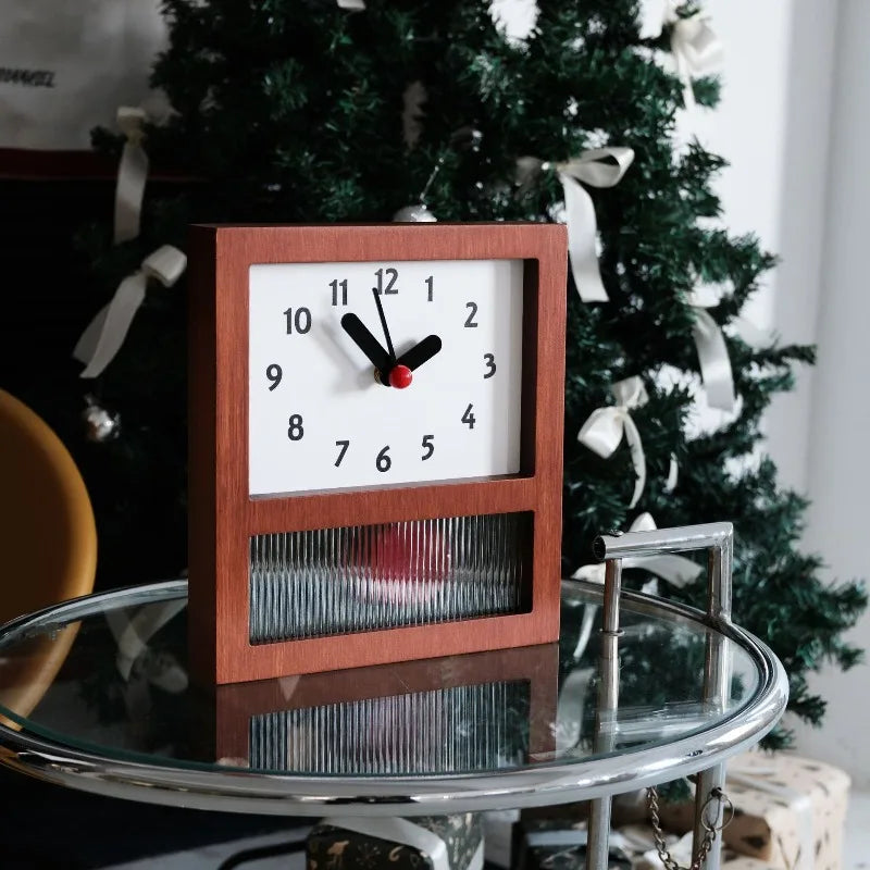 horloge murale bois marron cadran blanc chiffres noirs pointeur rouge minimaliste classique moderne chambre