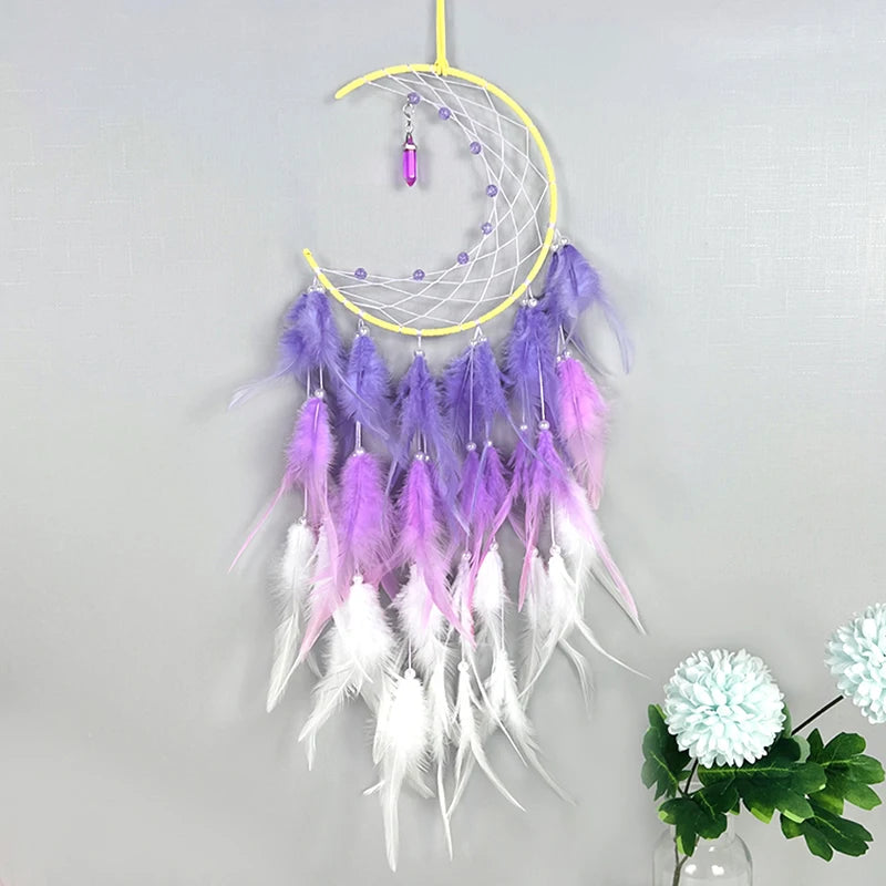 Un attrape-rêves violet suspendu dans les airs, décoré de plumes blanches et violettes.