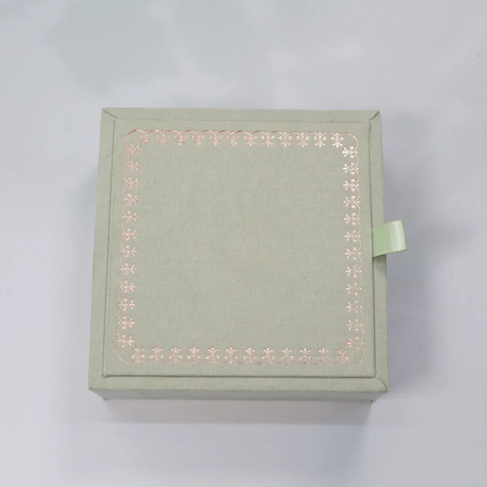 boîtes bijoux bois vert pastel bordure or rubans velours intérieur colliers rangement mariage