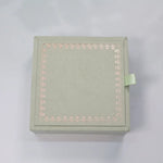 boîtes bijoux bois vert pastel bordure or rubans velours intérieur colliers rangement mariage