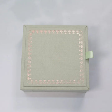 boîtes bijoux bois vert pastel bordure or rubans velours intérieur colliers rangement mariage