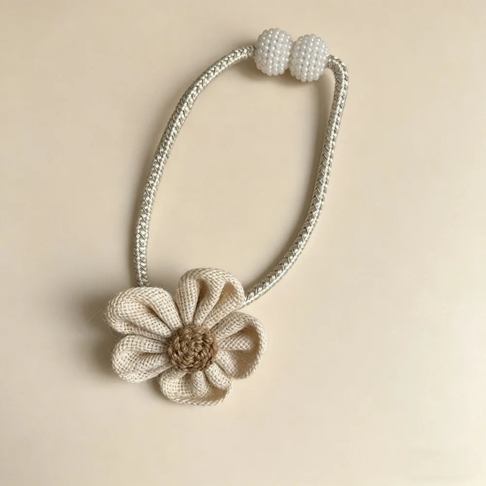 accessoire fenêtre fleurs crochet tissu texturé clips beige marron clair decoratif artisanal