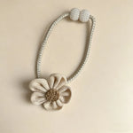 accessoire fenêtre fleurs crochet tissu texturé clips beige marron clair decoratif artisanal