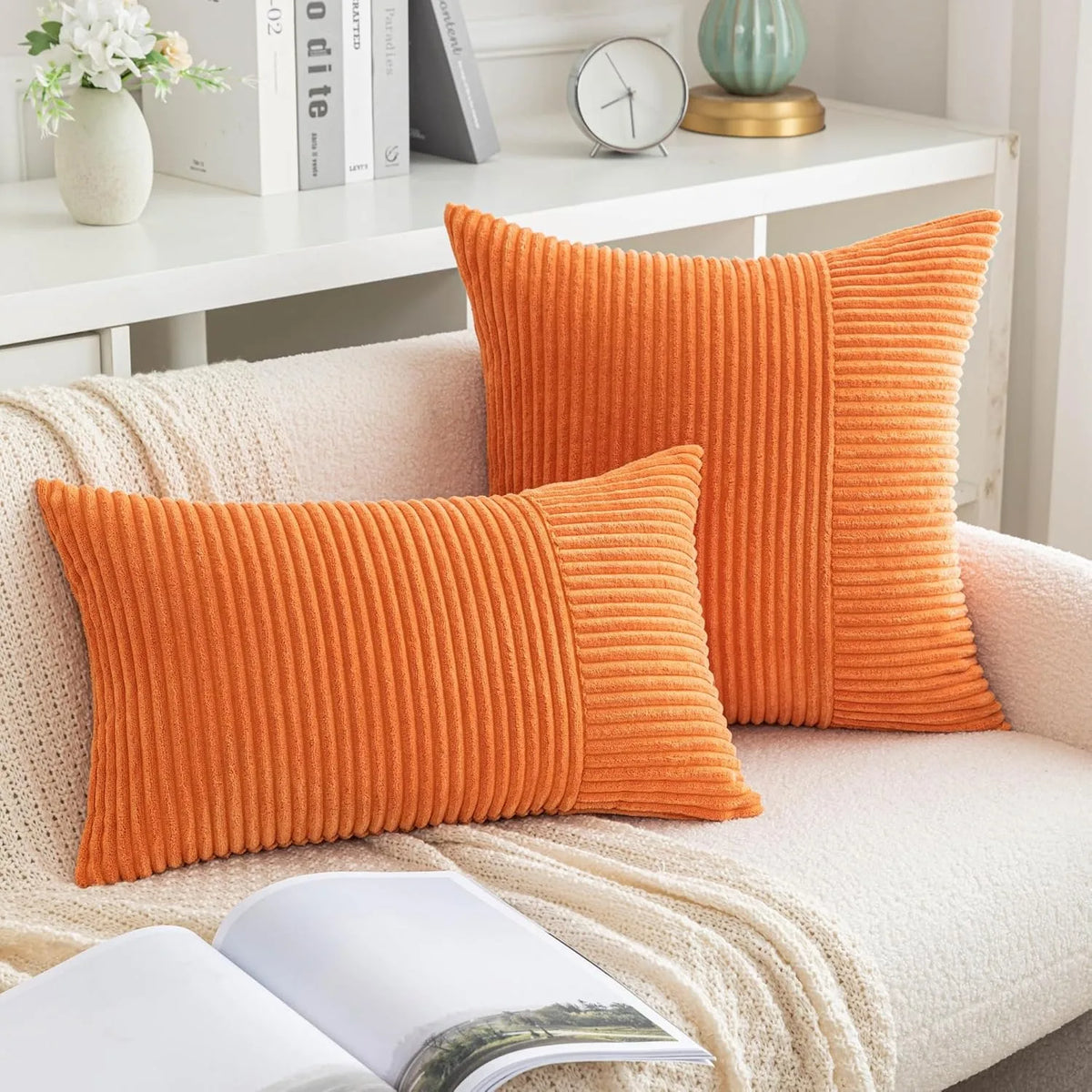 housse coussin orange velours côtelé rayures horizontales moderne canapé salon décoration intérieur