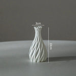 vase décoratif moderne minimaliste motif ondulé spirale opaque fleurs lilas violet table maison salon
