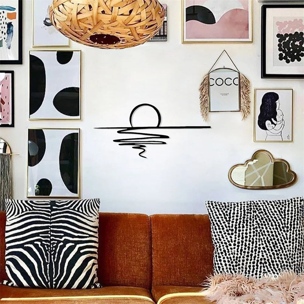 Vue de côté de la décoration murale métal soleil noir mat