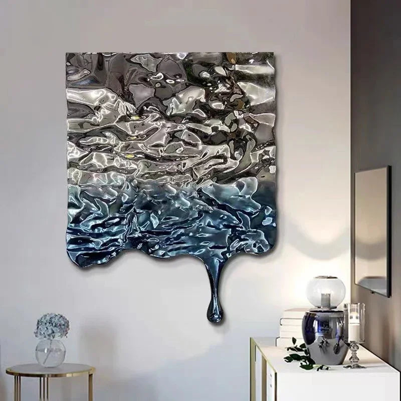 Décoration murale métal installée dans un intérieur contemporain