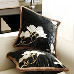 housse coussin carré noir motif floral blanc velours élégant décoration intérieure nordique ornement voiture