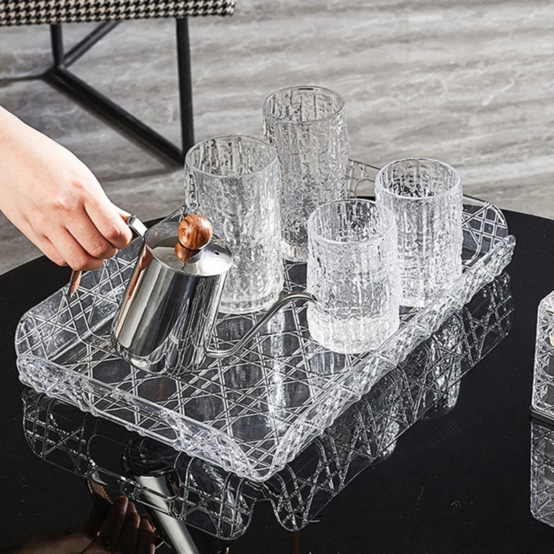 plateau transparent géométrique verre rayures théière argentée tasse soucoupe orange diffuseur parfum vase globe