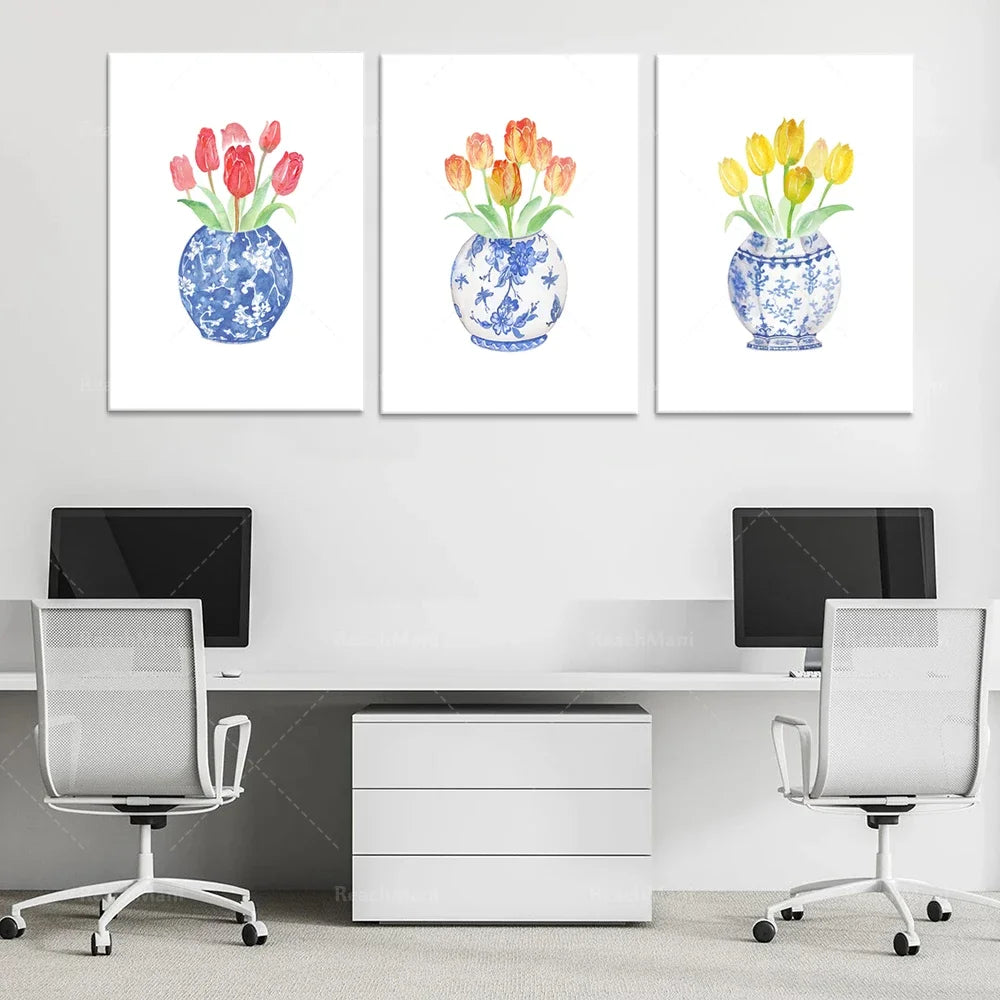 Trois vases bleus et blancs remplis de tulipes colorées, créant une atmosphère élégante et apaisante dans un bureau moderne.