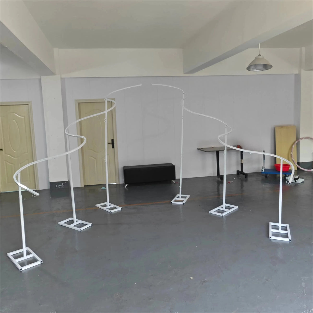 structure décorative mariage arc plis blanc moderne élégant réglable hauteur pieds métalliques panneaux drapés