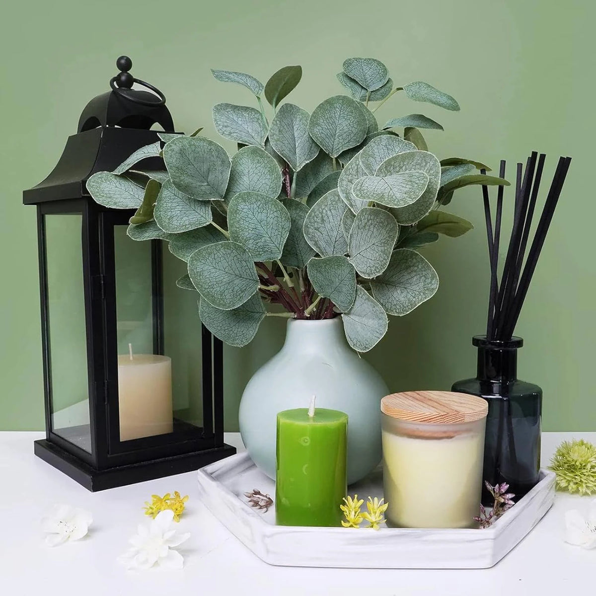 bouquet artificiel feuilles vertes fleurs blanches moderne minimaliste extérieur intérieur décoration chambre table