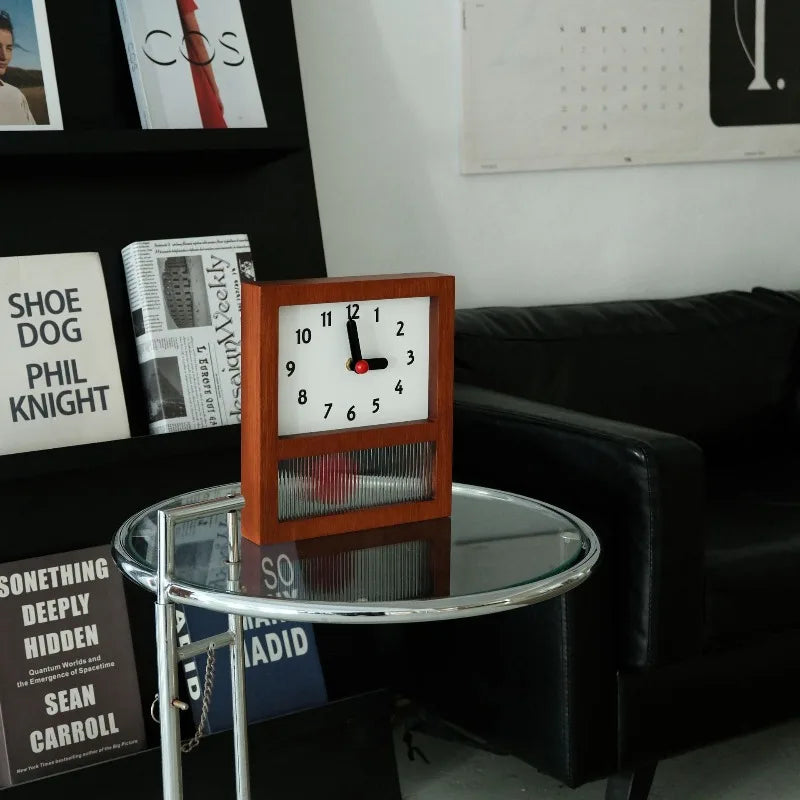 horloge murale bois marron cadran blanc chiffres noirs pointeur rouge minimaliste classique moderne chambre