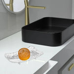 support savon noir texture rugueuse moderne antidérapant durable économie savon salle bain famille voyage