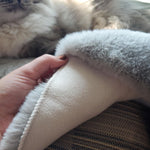 coussin peluche gris clair fourrure synthétique douce moderne poignée cuir beige