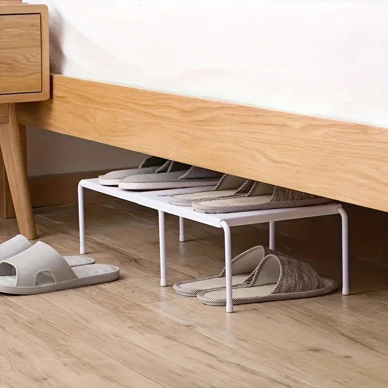 étagère chaussures moderne minimaliste gris clair perforée rangement efficace sous lit placard