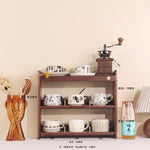 étagère murale moderne bois marron tasses assiettes bouteille vin moulin