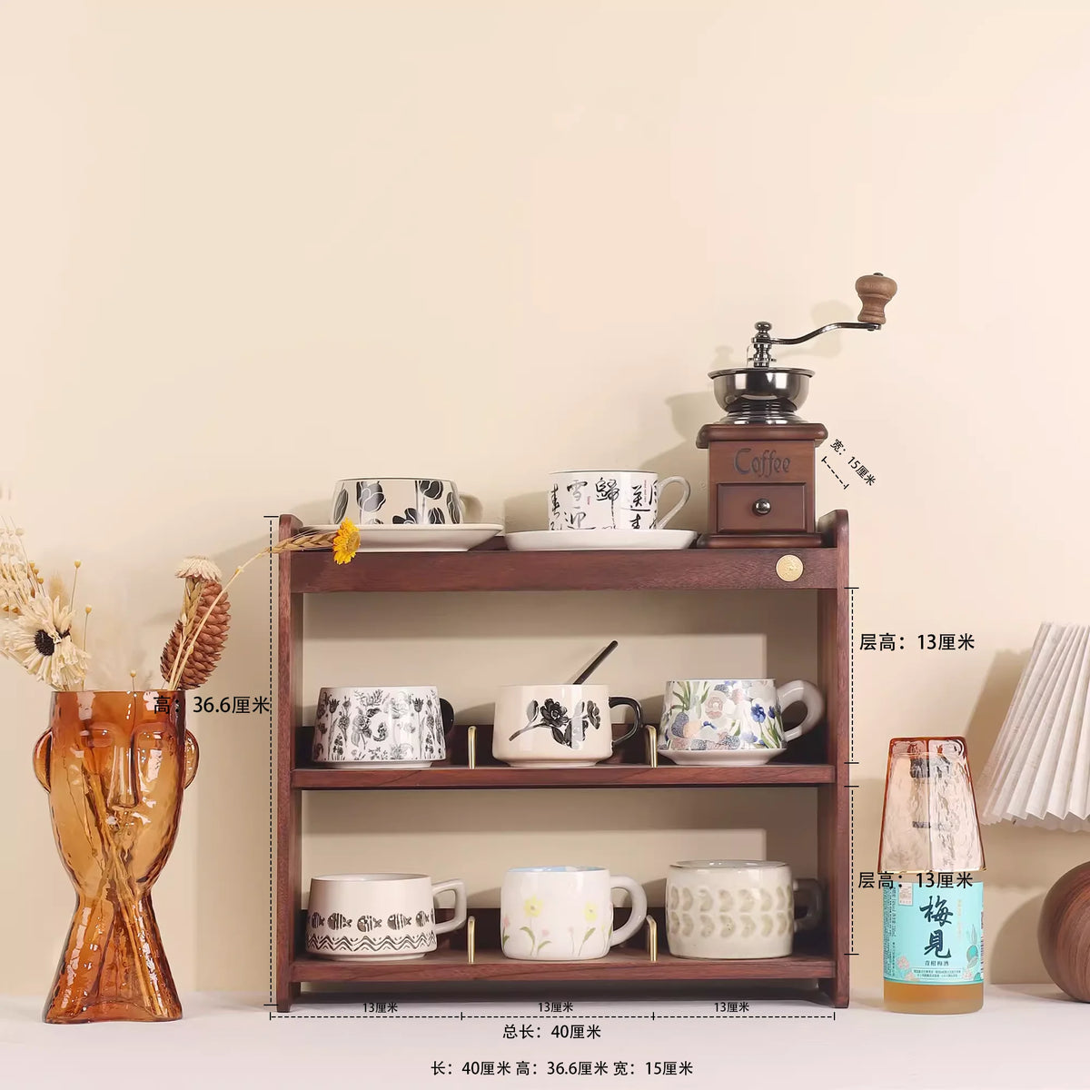 étagère murale moderne bois marron tasses assiettes bouteille vin moulin