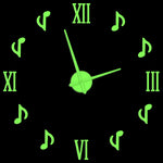 Horloge murale blanche sur mur clair