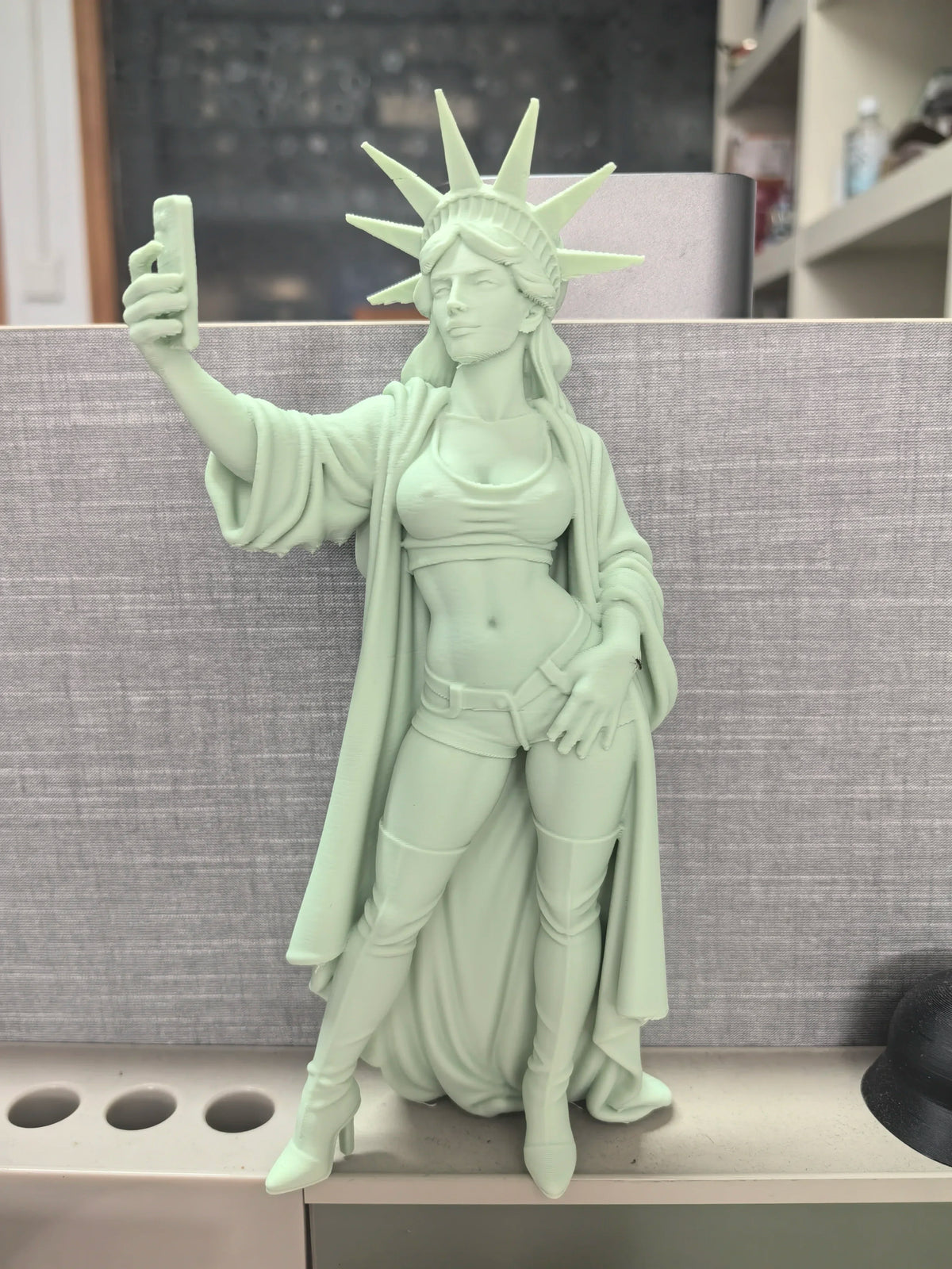 décoration statue liberté sculpturale détaillée verte opaques classique vertclair détails sculpturaux décoration intérieure vertclair