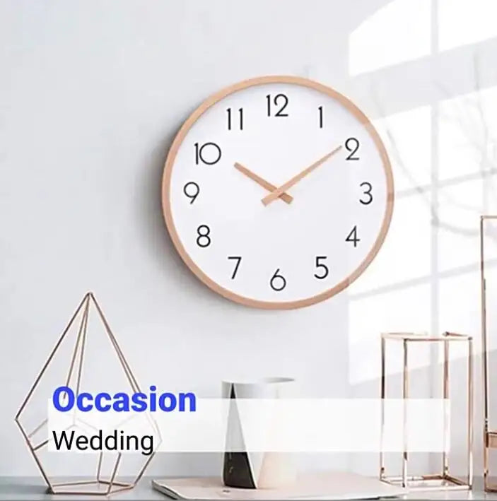 horloge murale blanche minimaliste moderne cadran boisé chiffres noirs salon chambre coucher