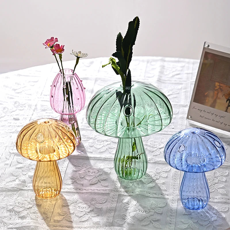 Vase champignon en verre soufflé rouge dans un salon moderne