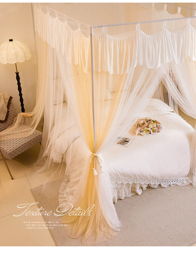 Une chambre à coucher à l'atmosphère douce et romantique, avec un lit à baldaquin orné de rideaux en voile blanche et un bouquet de fleurs posé sur le lit.