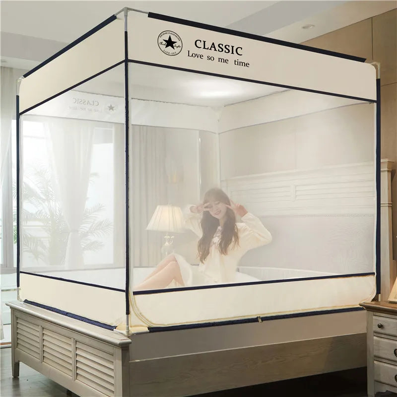 Lit à baldaquin classique avec une jeune femme souriante assise dessus, dans une chambre lumineuse.