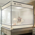 Lit à baldaquin classique avec une jeune femme souriante assise dessus, dans une chambre lumineuse.